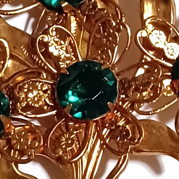 Beautiful Vintage Gold Tone Flower Brooch Pin with Green Faux Emeralds Jewels - Picture 2 of 9